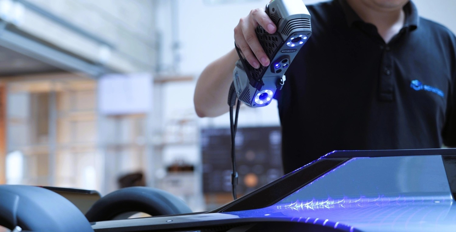 Professional 3D scanning with SIMSCAN 30 Gen2 – portable measurement solution for industrial use.