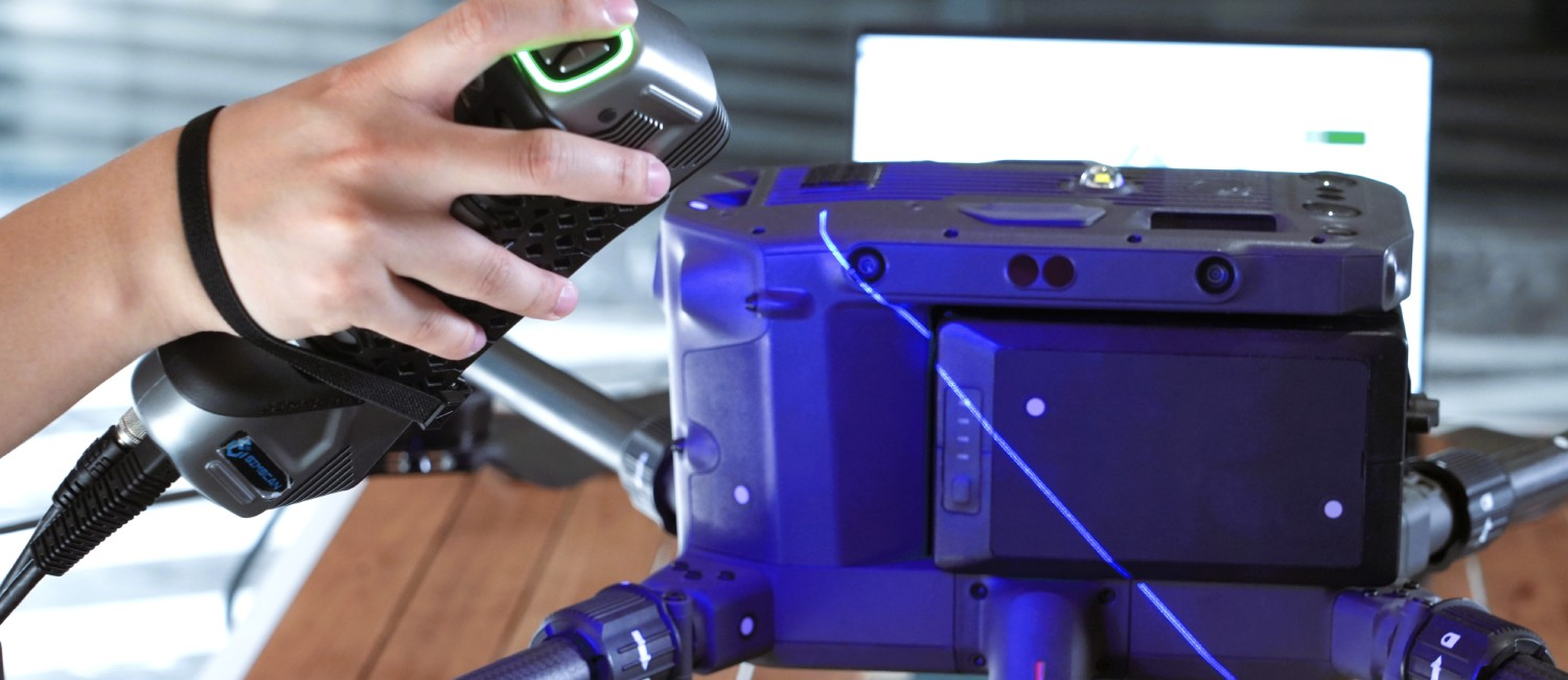 High-precision 3D scanning with SIMSCAN 30 Gen2 – handheld scanner used for industrial component inspection.