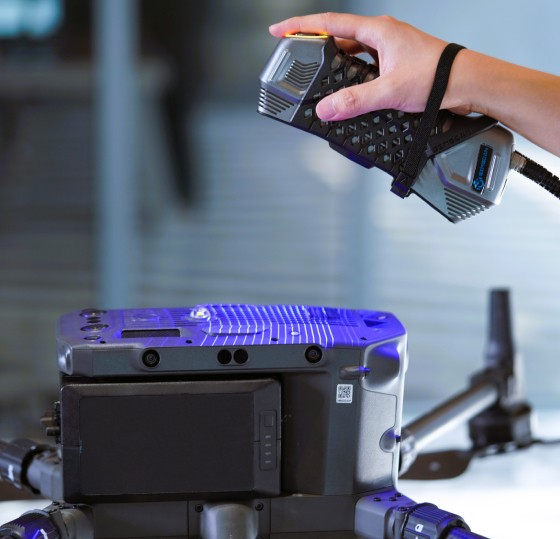 Manual use of SIMSCAN 30 Gen2 – precise 3D scanning of technical components.