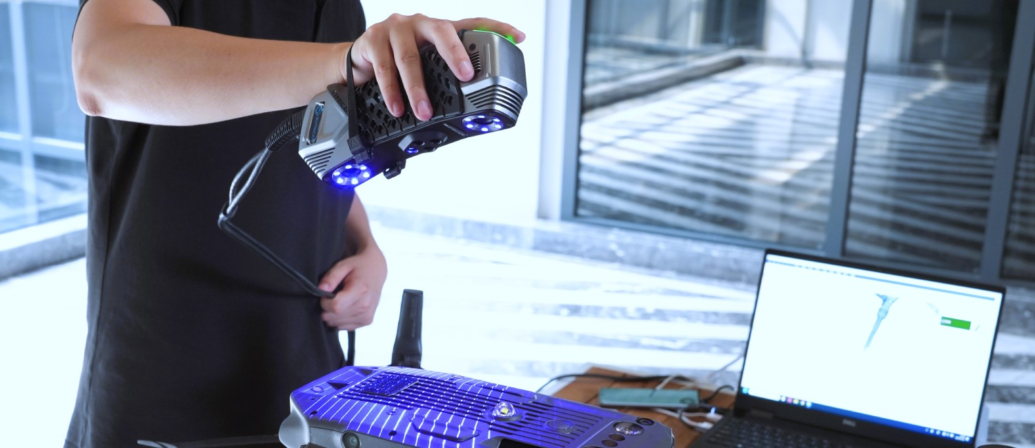 SIMSCAN 30 Gen2 – real-time 3D scanning connected to laptop for digital model visualization.